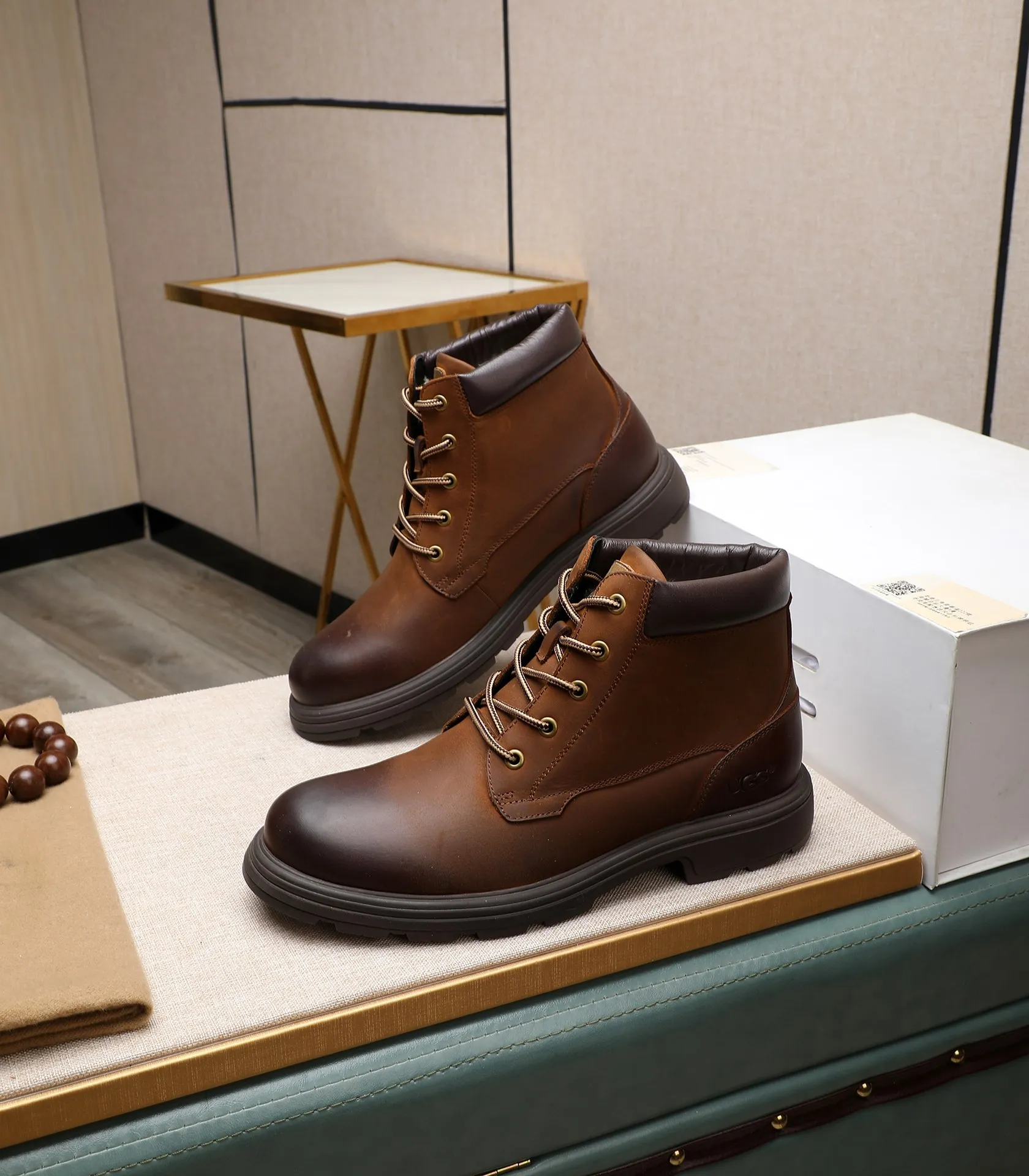 Men's men's shoes💰640 UGG (100% genuine wool lining, 10% off for fake ones) Please pay attention to the quality of the original order and compare the thickness of the wool🏮🏮Hot-selling UGG from Australia's warm luxury brand men's shoes, the official website is synchronized, Beckham men's style..., made of imported top-layer waxed cowhide, waxed toe cap, Australian real wool velvet lining Carefully sewn...Imported rubber Martin boots outsole (comfortable, soft and wear-resistant). I really like the quality..Exquisite workmanship. You can't put it down at first sight. Size 39-44
